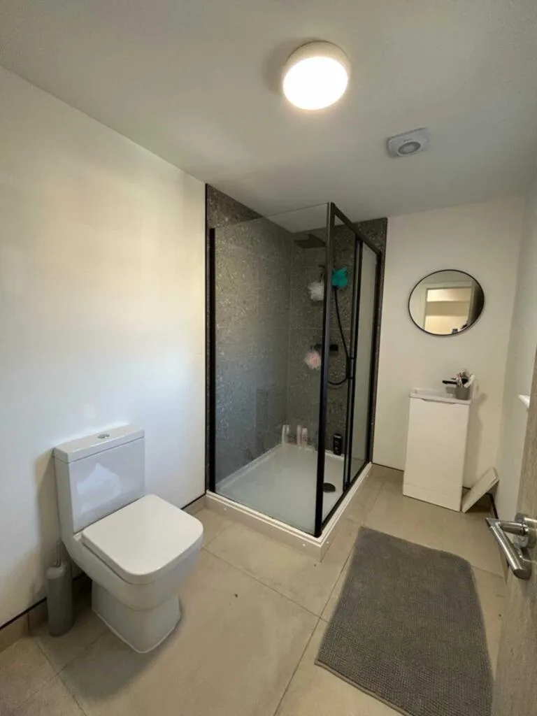 6 bedroom end of terrace house for rent