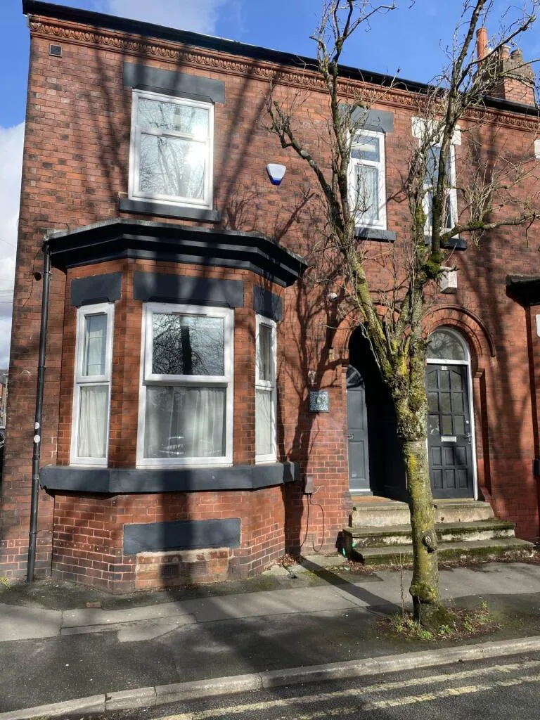 6 bedroom end of terrace house for rent