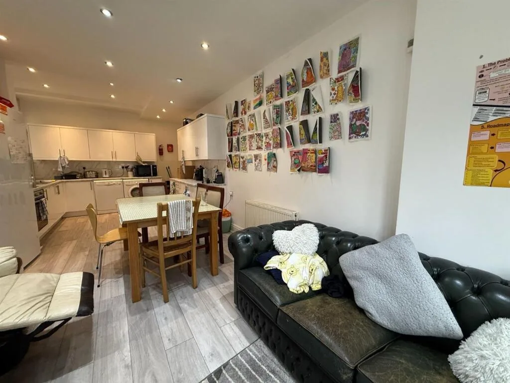 6 bedroom house for rent