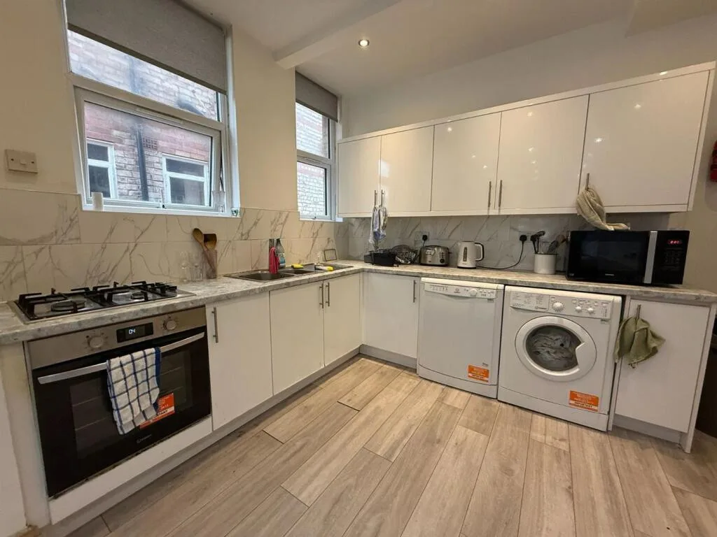 6 bedroom house for rent