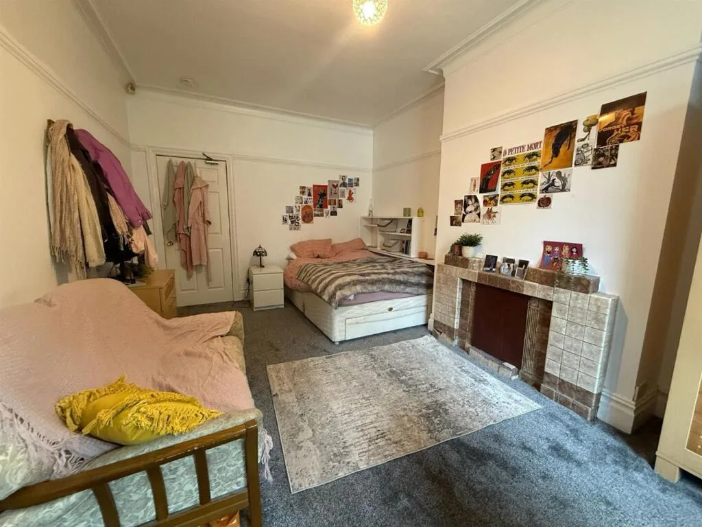 6 bedroom house for rent