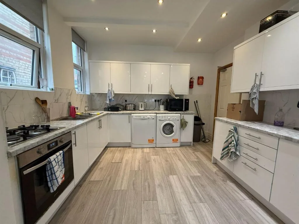 6 bedroom house for rent