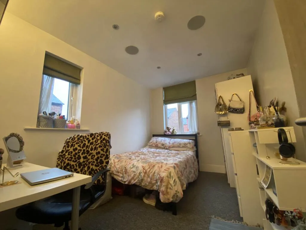 5 bedroom terraced house for rent