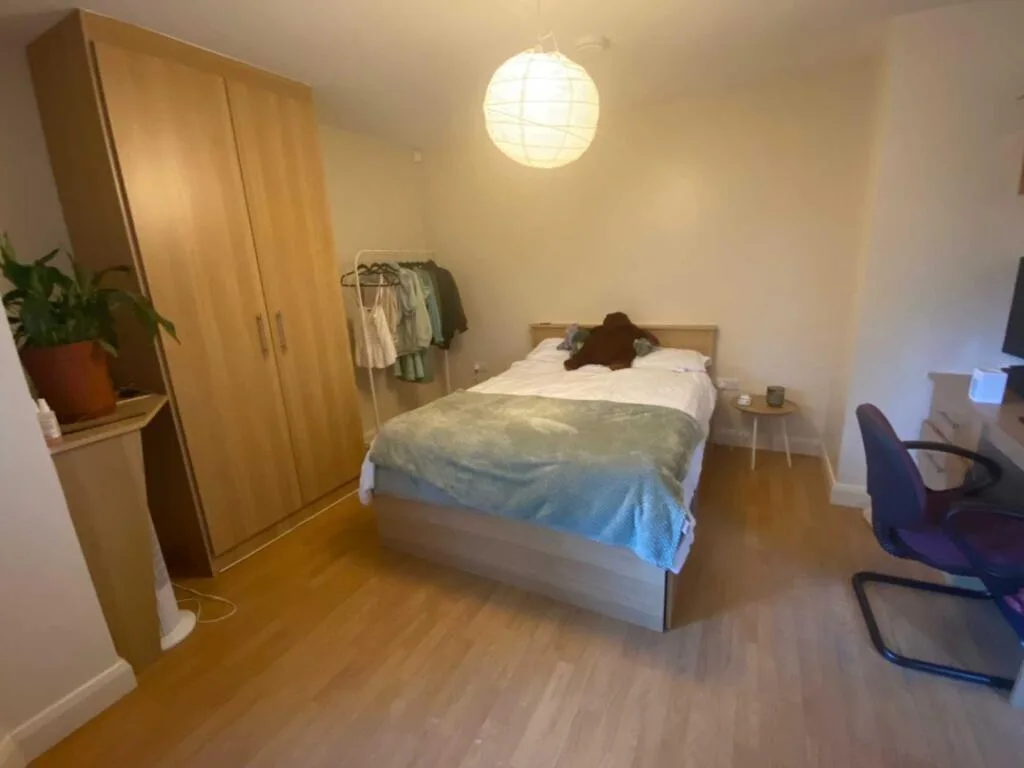5 bedroom semi-detached house for rent
