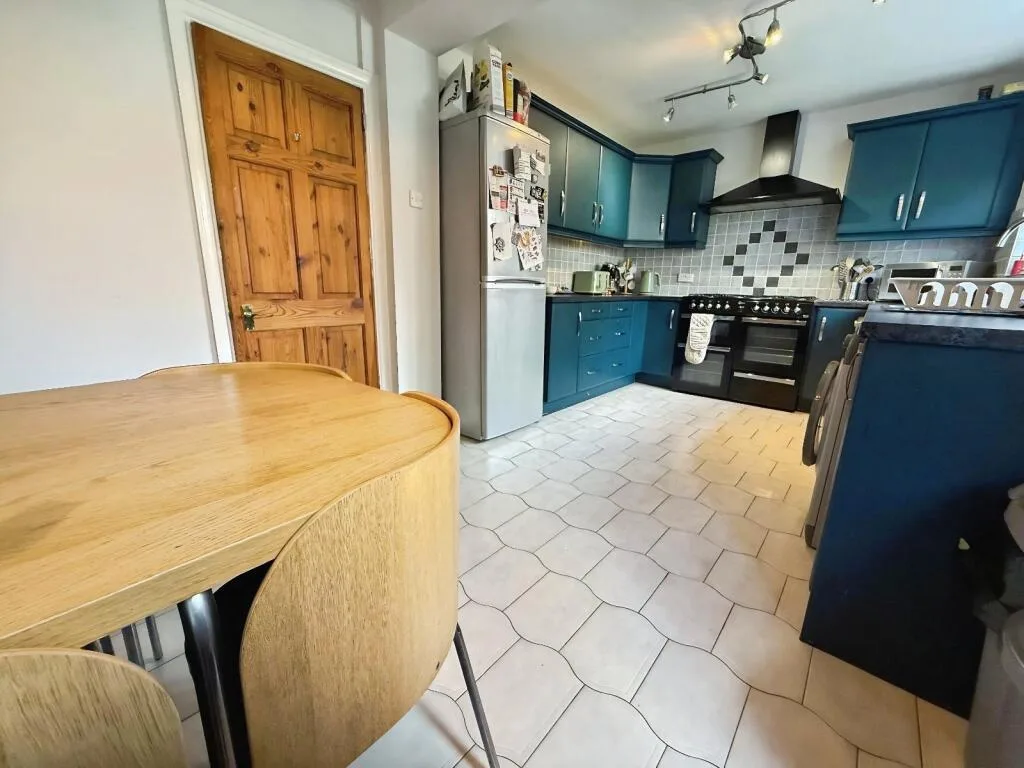 4 bedroom semi-detached house for rent