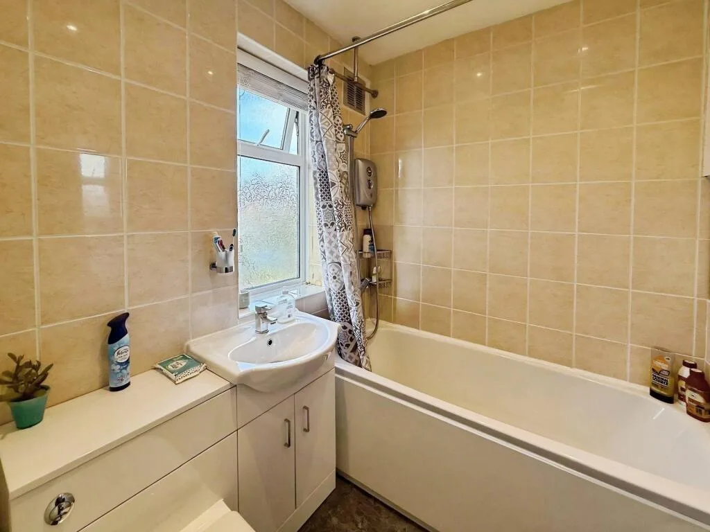 4 bedroom semi-detached house for rent