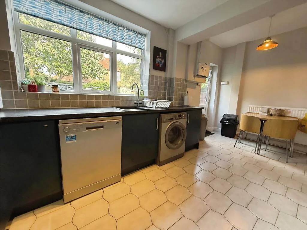 4 bedroom semi-detached house for rent