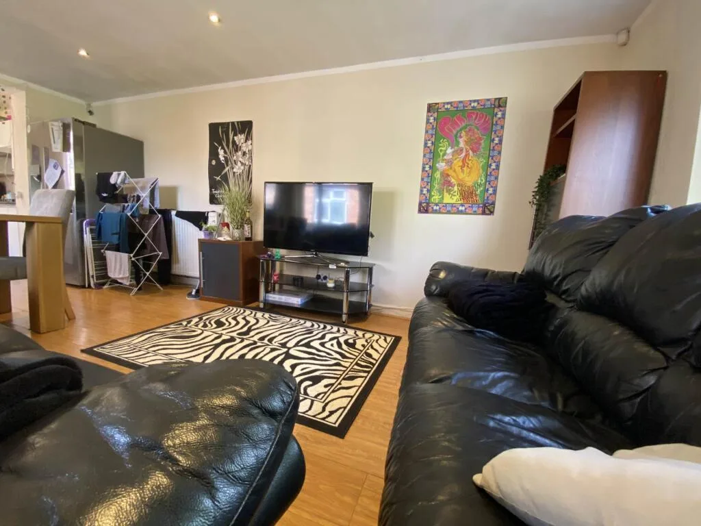 4 bedroom semi-detached house for rent