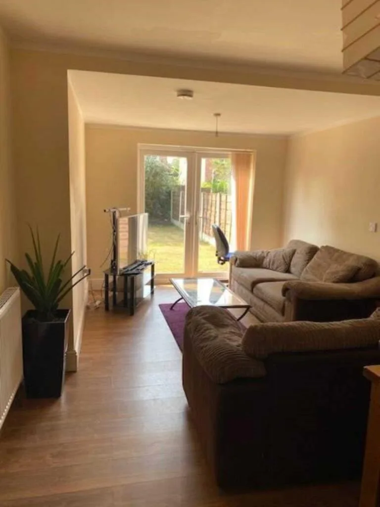4 bedroom semi-detached house for rent