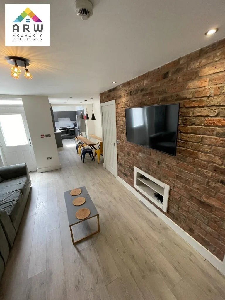 6 bedroom terraced house for rent