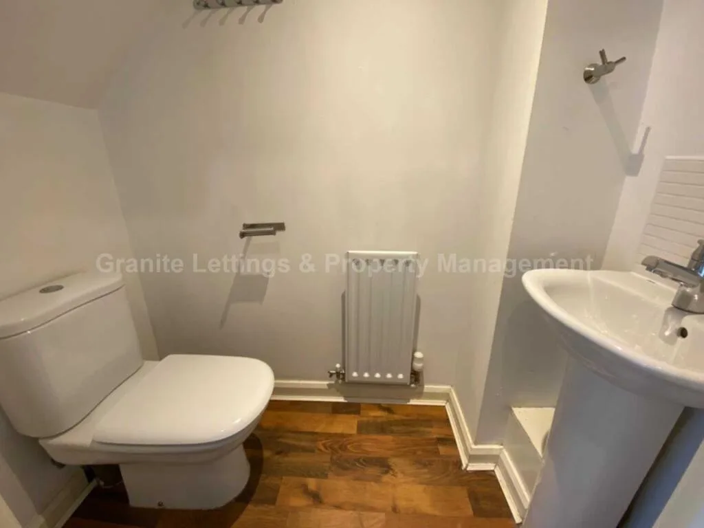 3 bedroom end of terrace house for rent