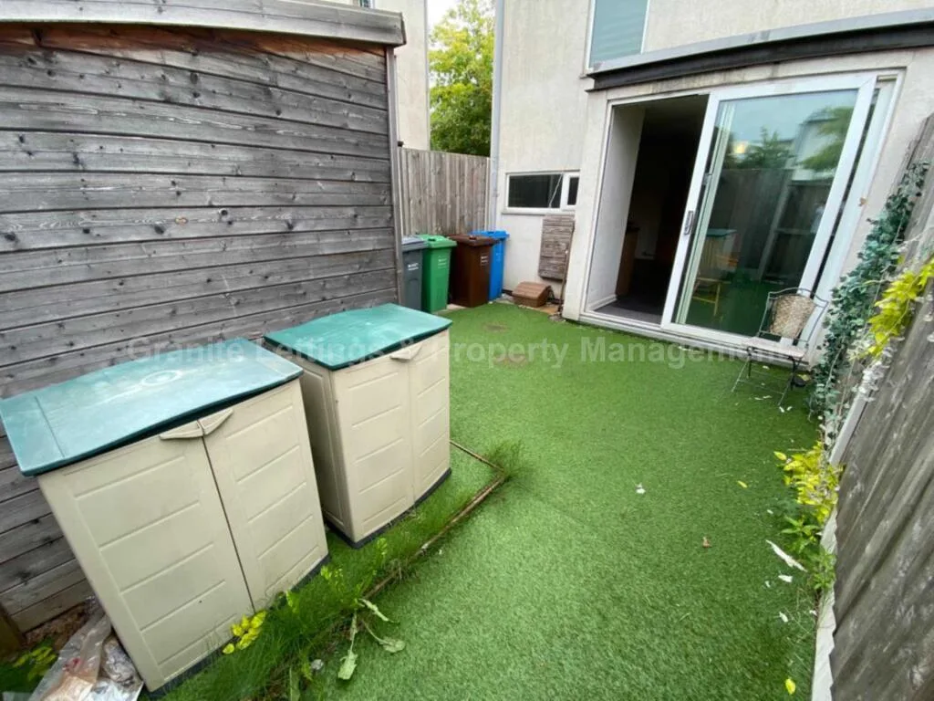 3 bedroom end of terrace house for rent