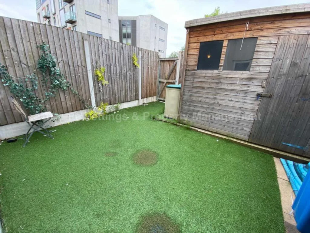 3 bedroom end of terrace house for rent