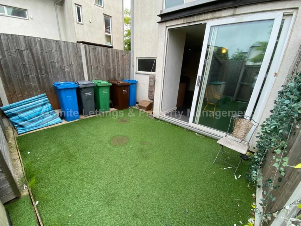 3 bedroom end of terrace house for rent