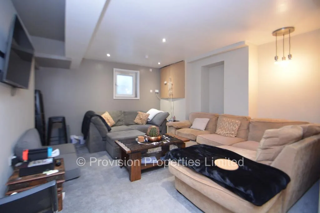 6 bedroom terraced house for rent