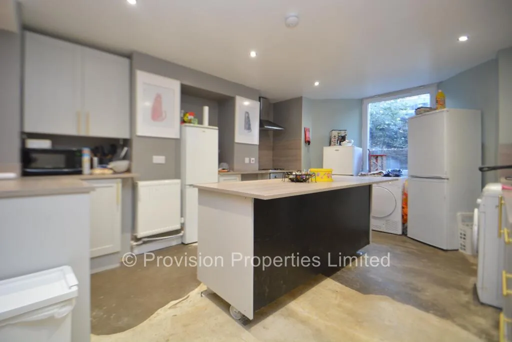 6 bedroom terraced house for rent