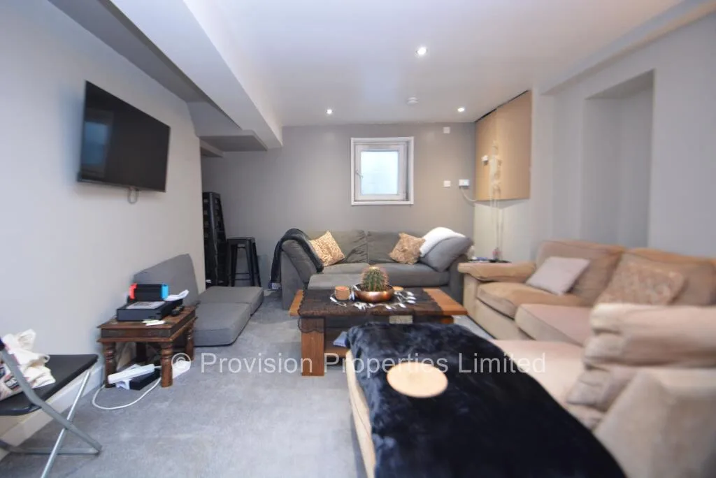 6 bedroom terraced house for rent