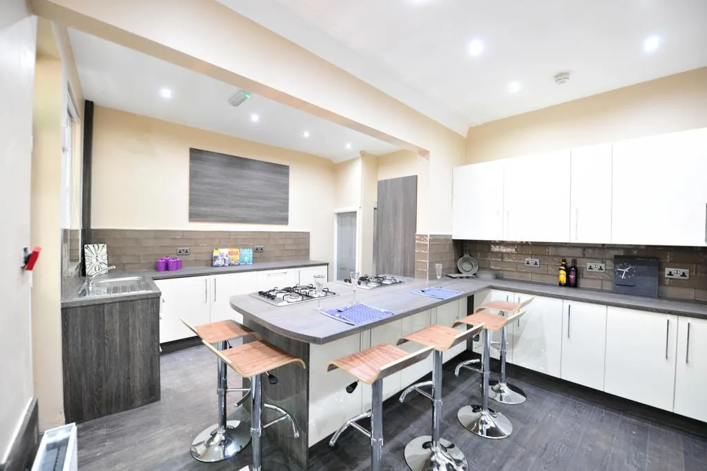 6 bedroom house for rent
