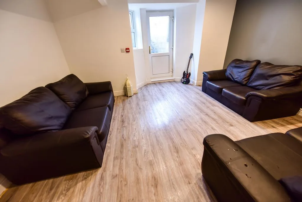 6 bedroom house for rent