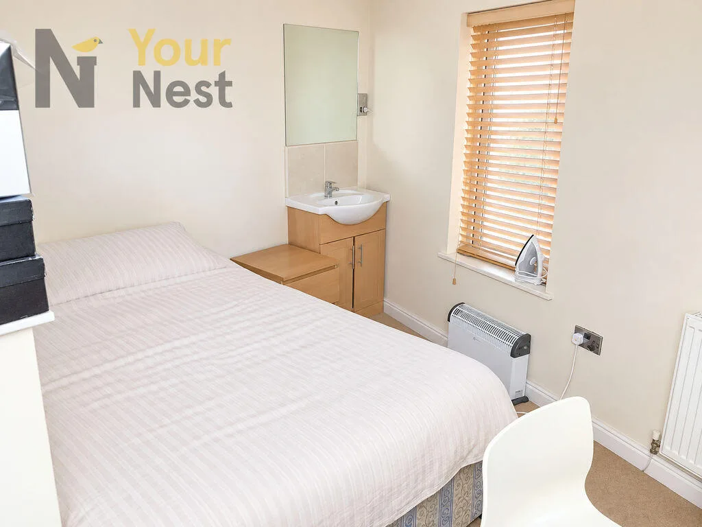 5 bedroom semi-detached house for rent