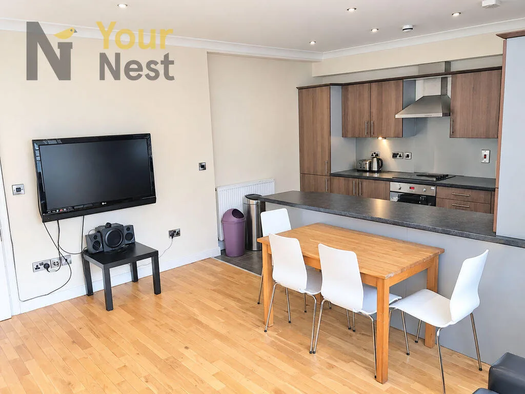 5 bedroom semi-detached house for rent