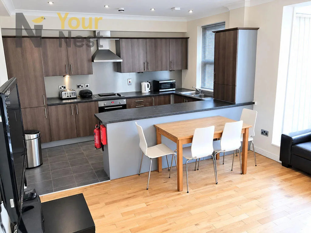 5 bedroom semi-detached house for rent