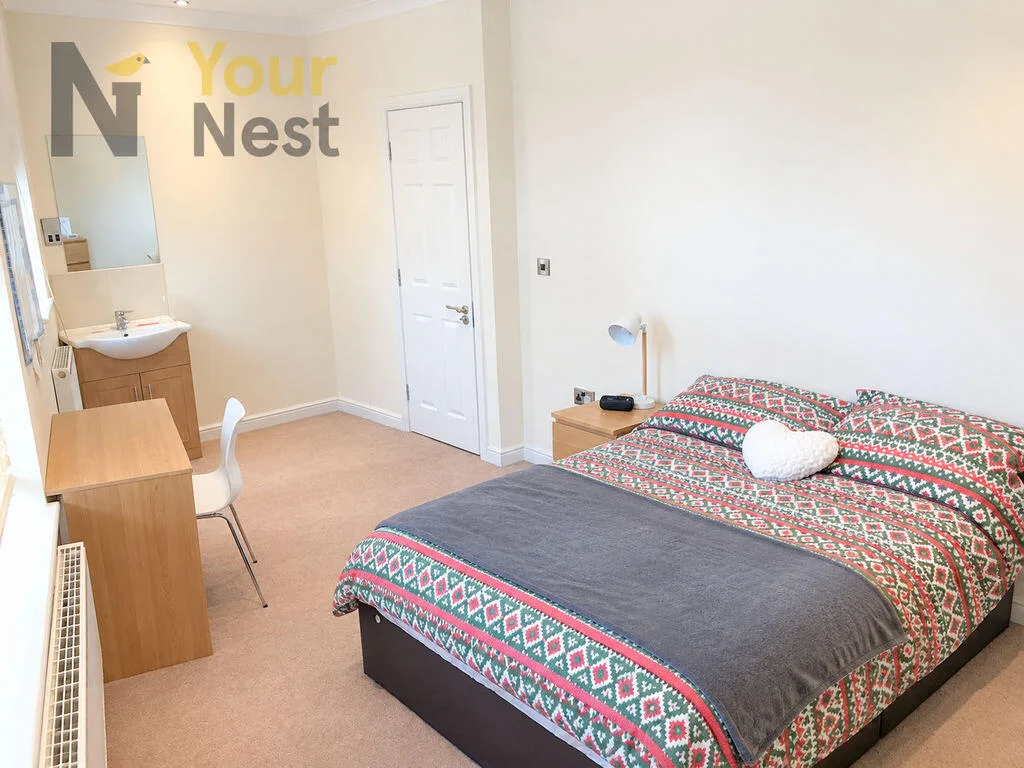 5 bedroom semi-detached house for rent