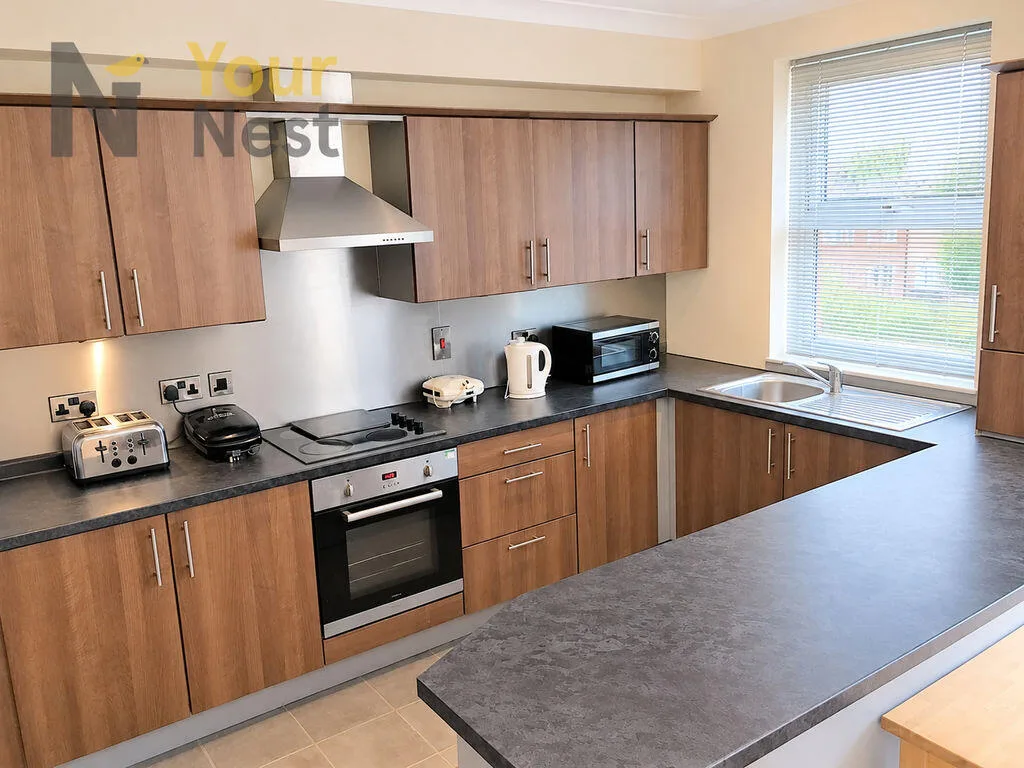 5 bedroom semi-detached house for rent