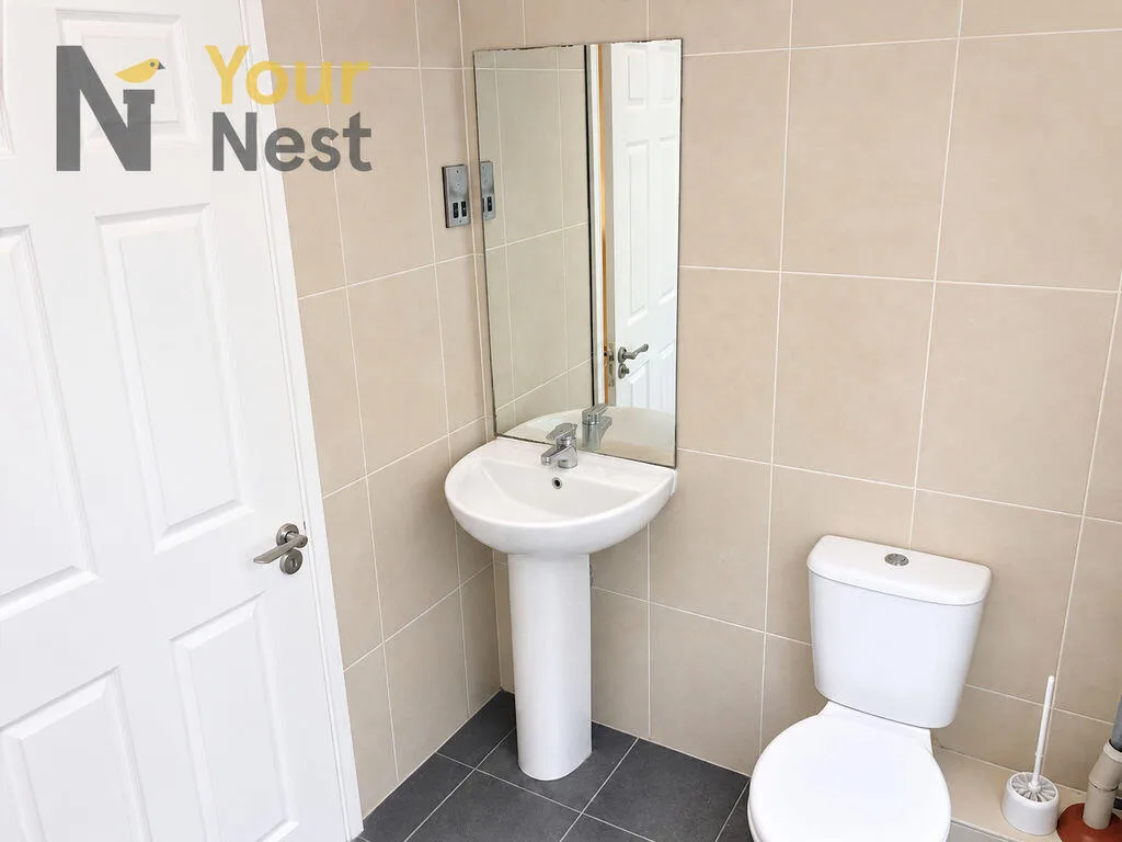 5 bedroom semi-detached house for rent