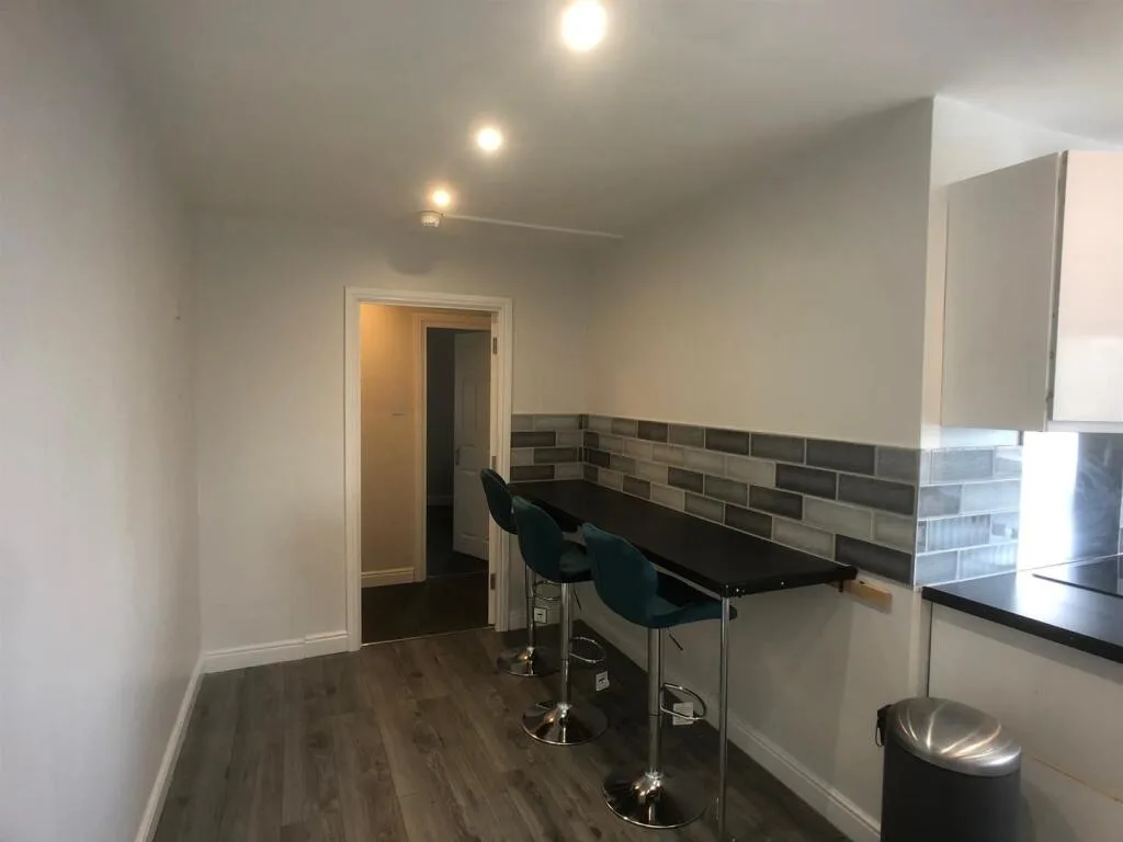 5 bedroom flat for rent