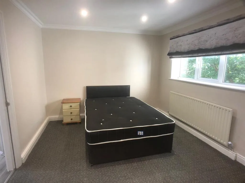 5 bedroom flat for rent