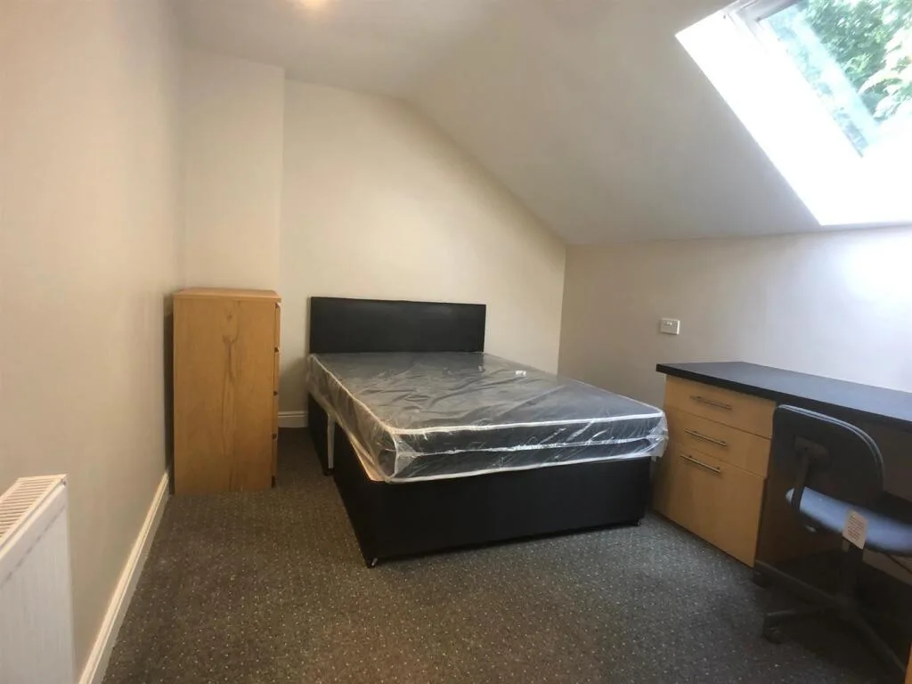 5 bedroom flat for rent