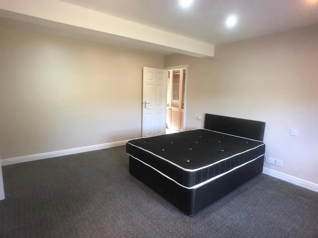 5 bedroom flat for rent