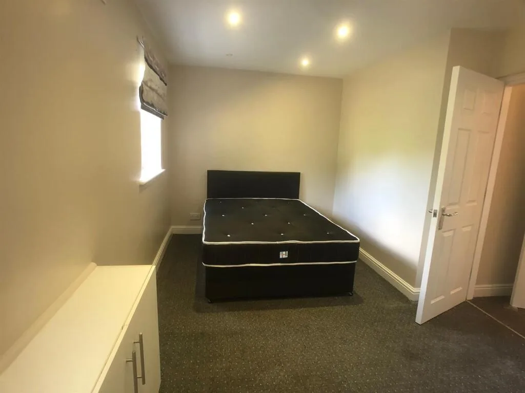 5 bedroom flat for rent