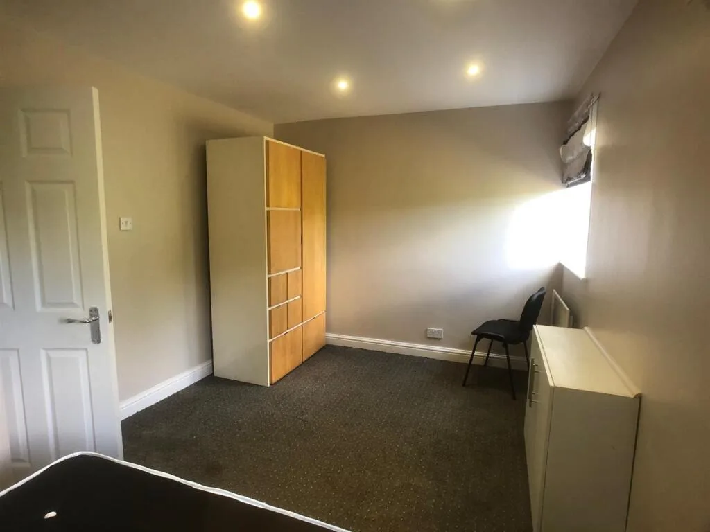 5 bedroom flat for rent