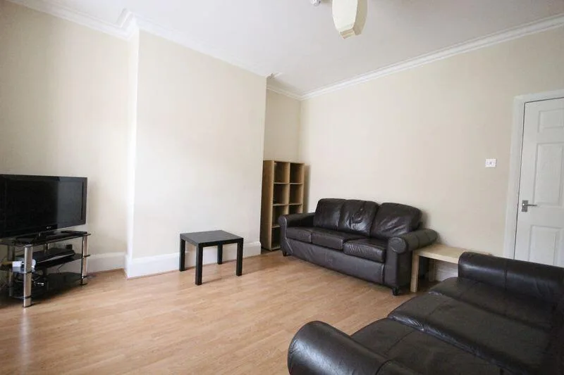 5 bedroom terraced house for rent