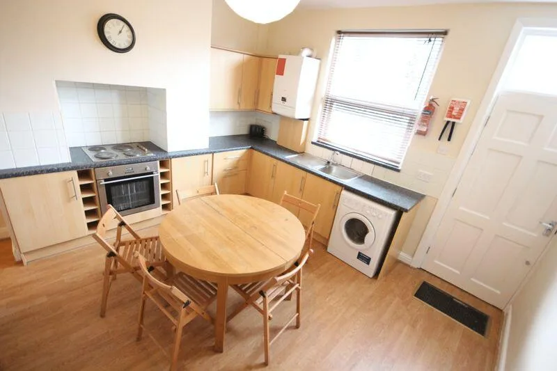 5 bedroom terraced house for rent