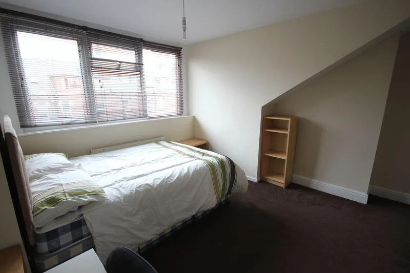 5 bedroom terraced house for rent