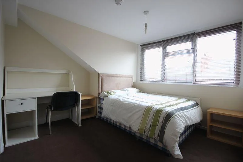 5 bedroom terraced house for rent