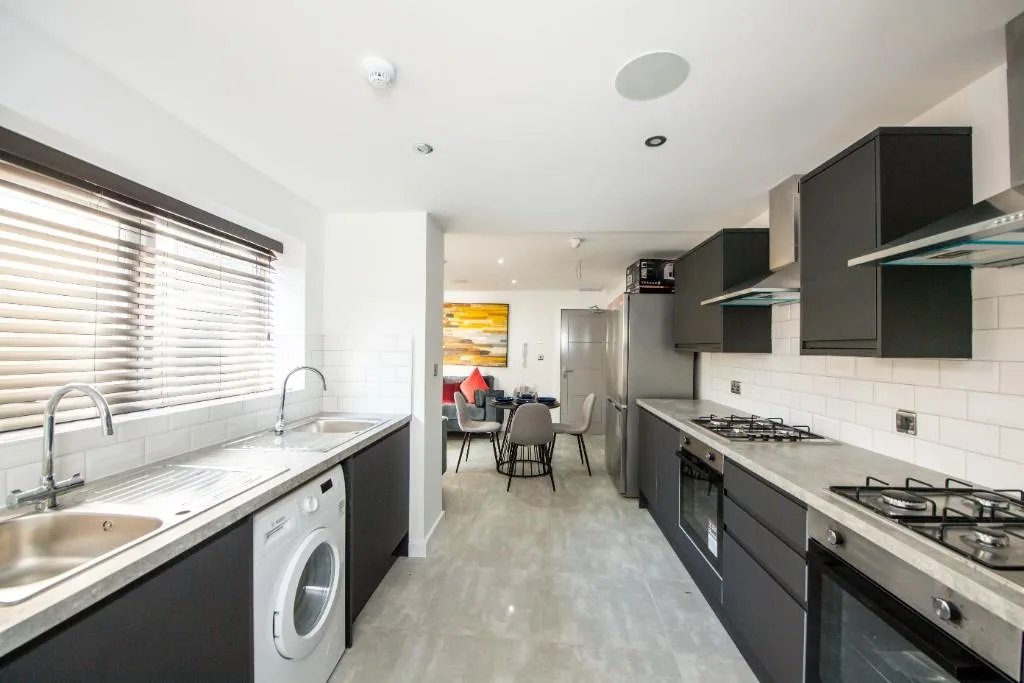 6 bedroom terraced house for rent