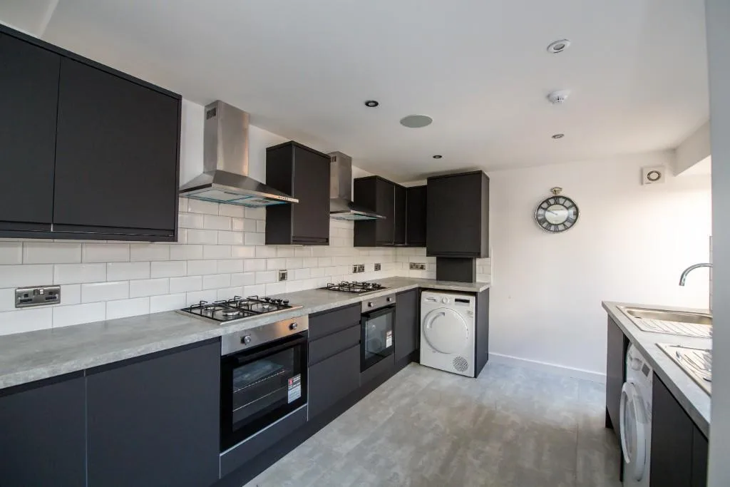 6 bedroom terraced house for rent