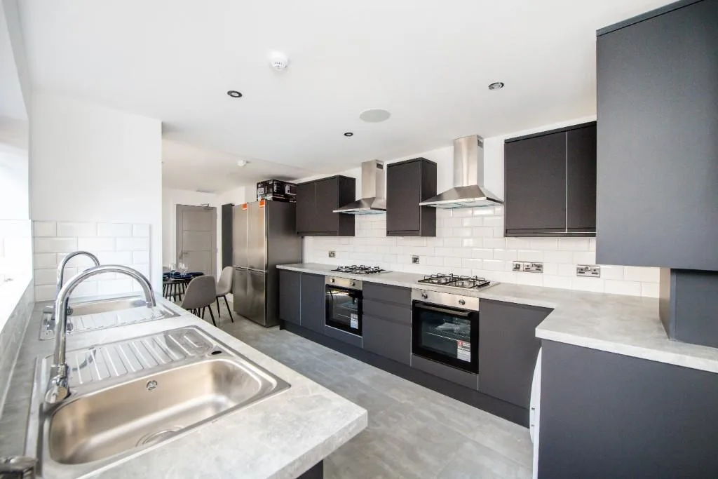 6 bedroom terraced house for rent
