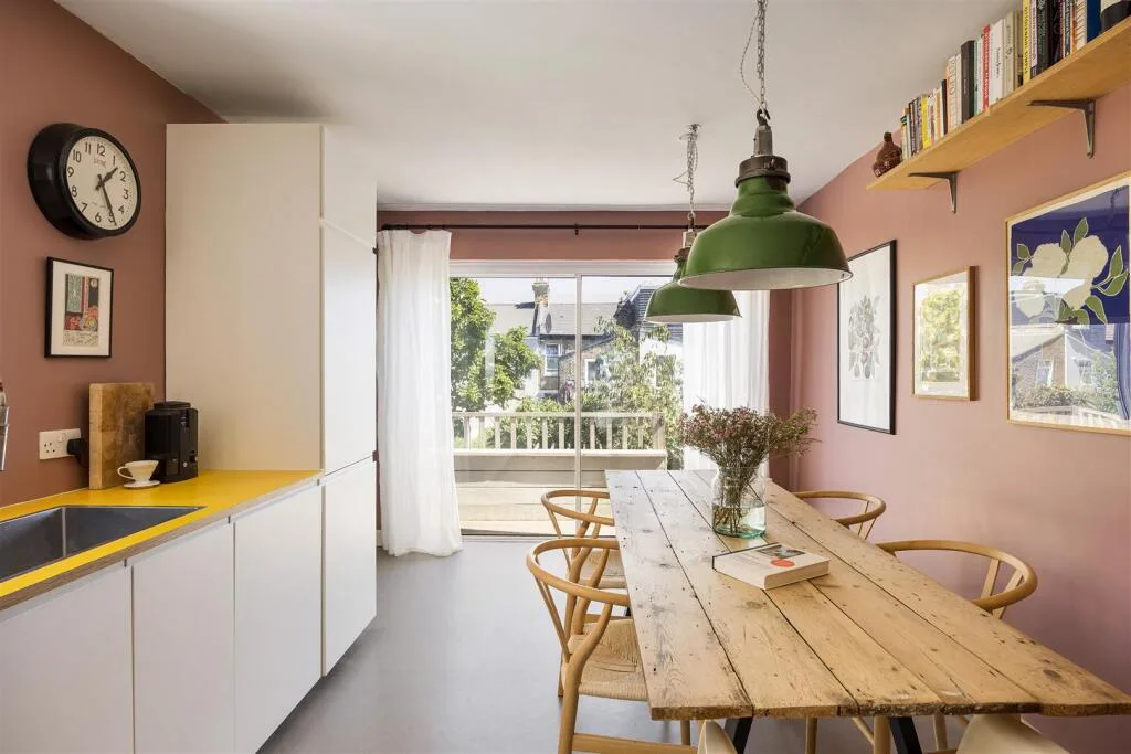 2 bedroom maisonette for rent