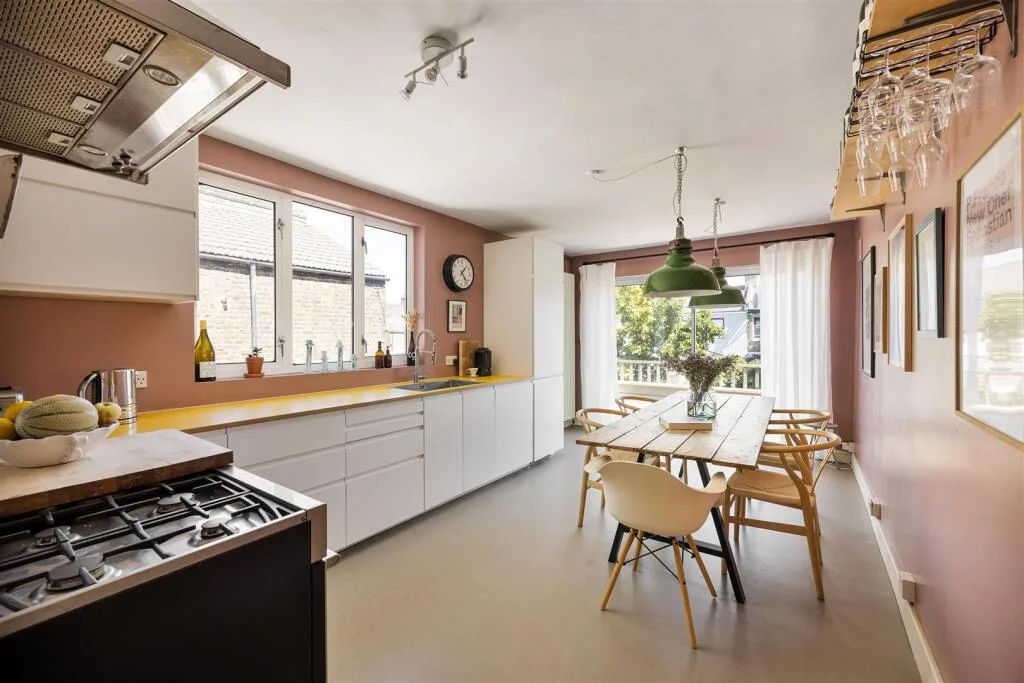 2 bedroom maisonette for rent