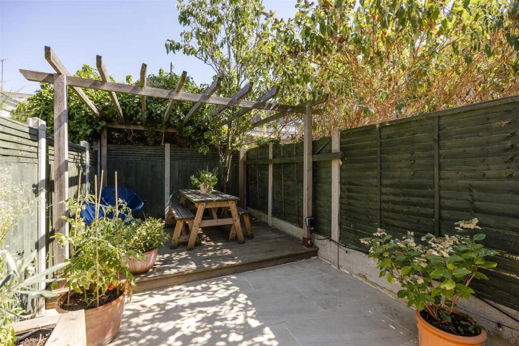 2 bedroom maisonette for rent