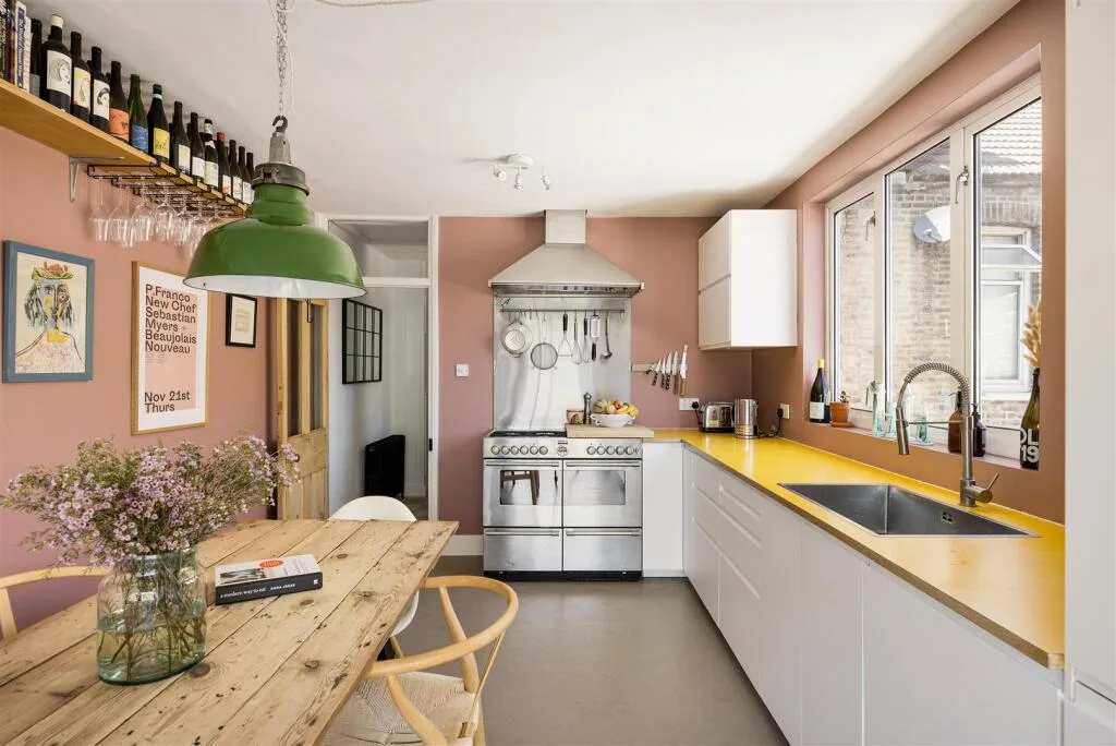2 bedroom maisonette for rent