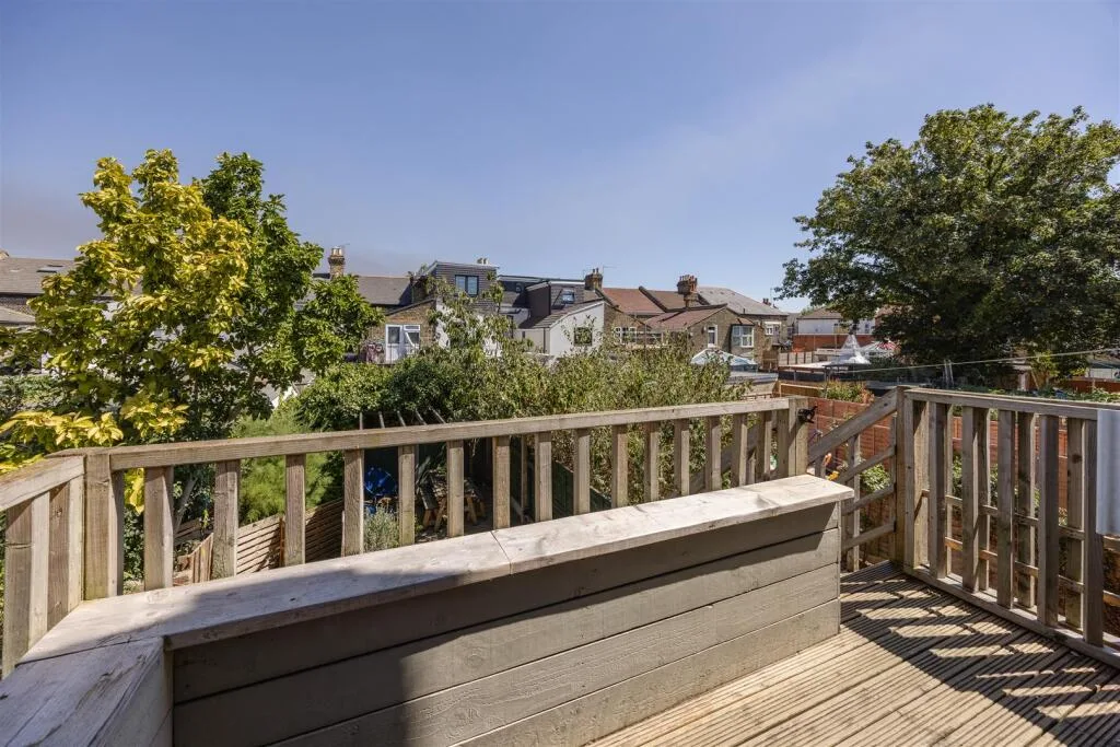 2 bedroom maisonette for rent