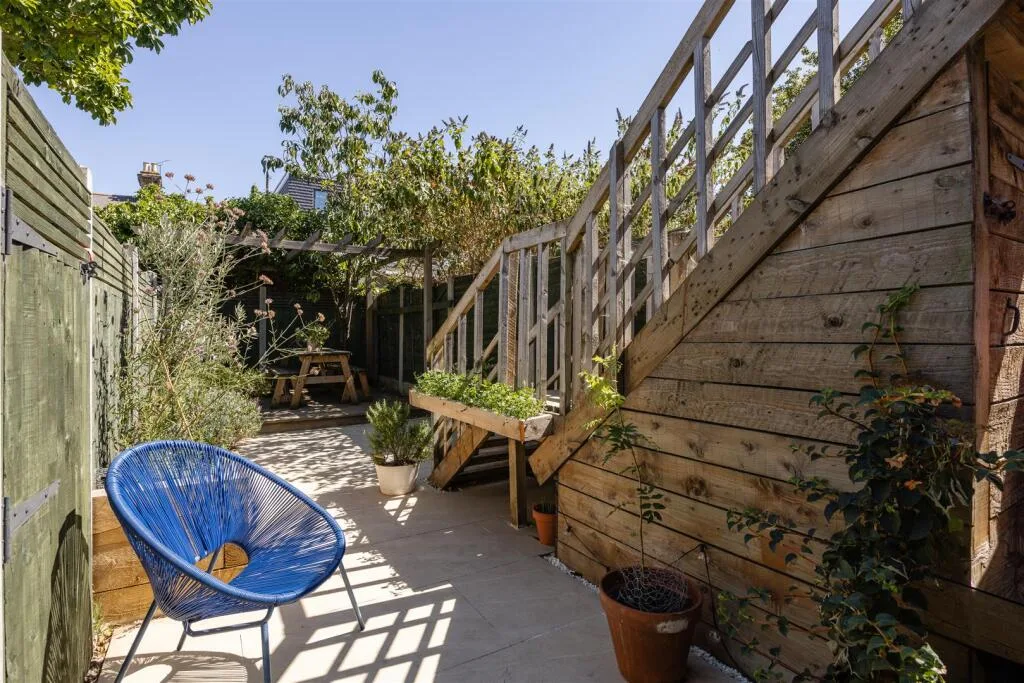 2 bedroom maisonette for rent