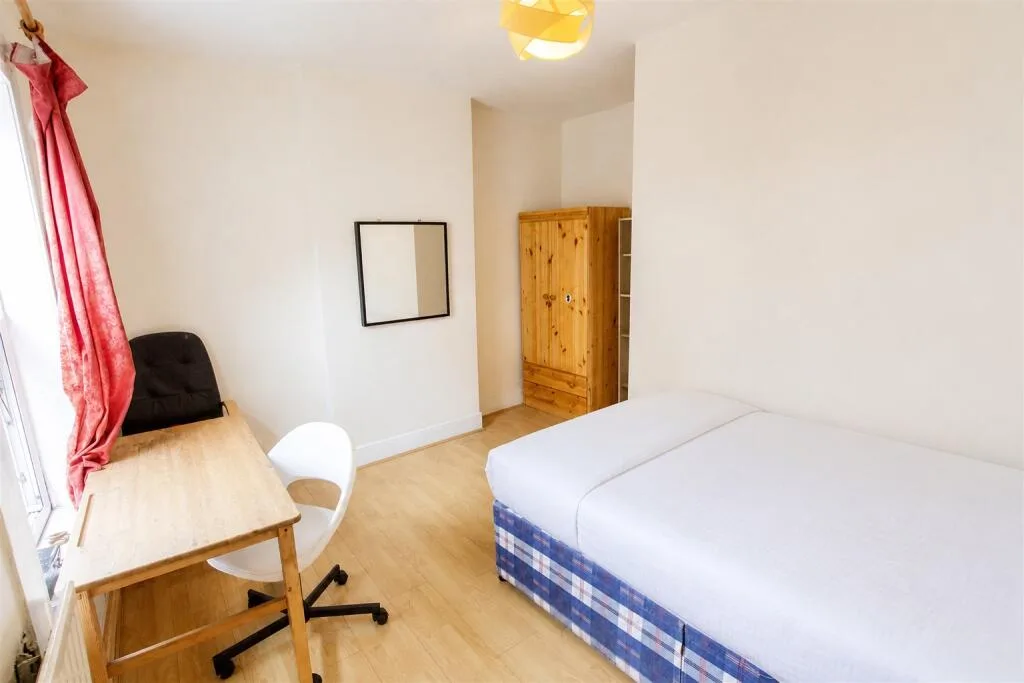 6 bedroom house for rent