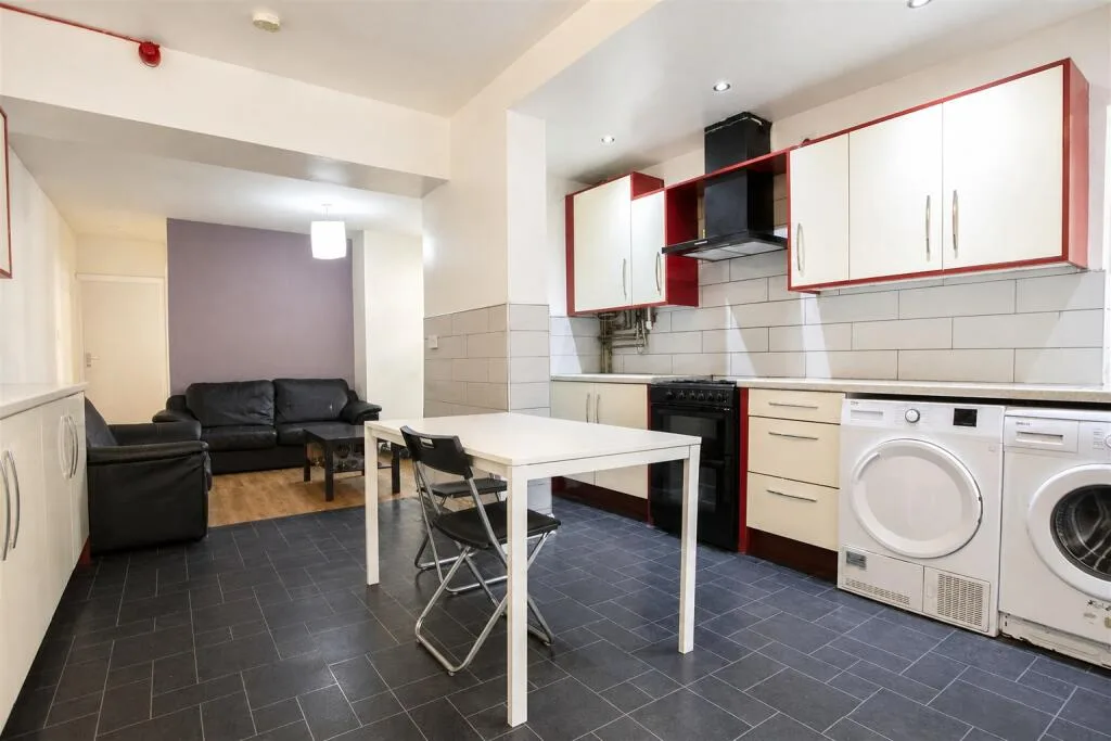 6 bedroom house for rent